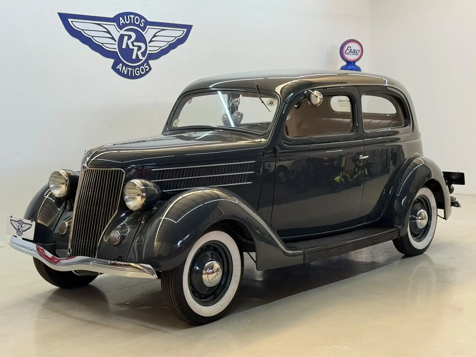 Ford V8 De Luxe Tudor Sedan